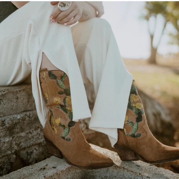 Gola Shoes - Golo Cactus Western Cowgirl Boots Size 7.5